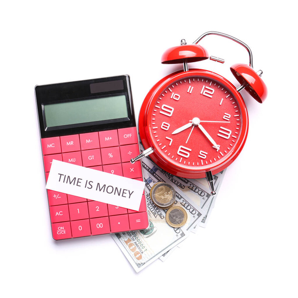 Relógio despertador com calculadora e dinheiro sobre fundo branco - Foto, Imagem