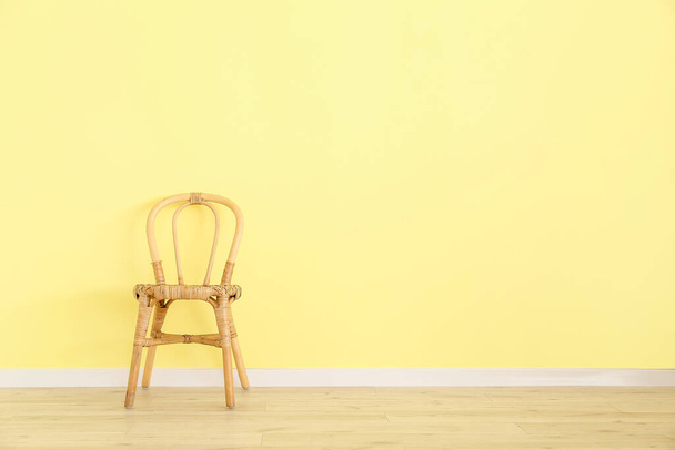 Renk duvarının yanında hasır sandalye - Fotoğraf, Görsel