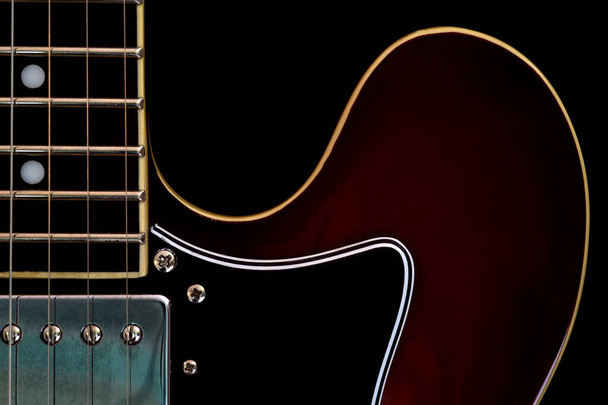 Polomakustická elektrická kytara izolovaná na černém pozadí - Fotografie, Obrázek