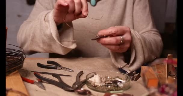 ručně vyrobený měděný drát pracovní nářadí na stole s příslušenstvím. umělecký koncept řemeslníků - Záběry, video