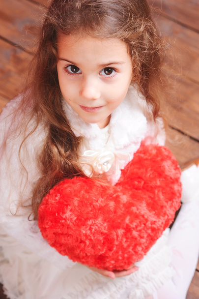 aranyos lány holding Valentin szív - Fotó, kép
