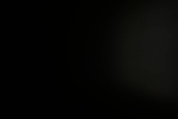 Schwarzer Hintergrund mit Scheinwerfer - Foto, Bild