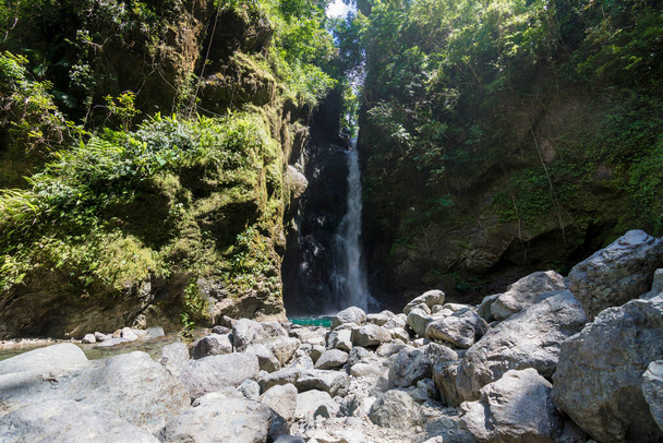 Ditumabo Mother Falls, San Luis, Aurora, Filippijnen. Een toeristische plek in de buurt van Baler. Laag uitzicht op de waterval. - Foto, afbeelding