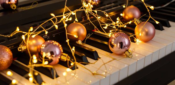 uma atmosfera festiva tocando piano - Foto, Imagem