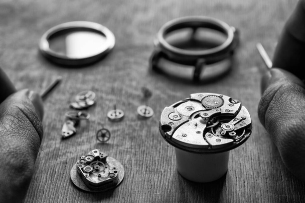 Mechanische Uhrenreparatur, Uhrmacherwerkstatt - Foto, Bild