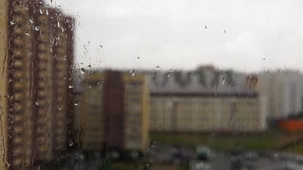 Gotas de lluvia cayendo sobre la ventana de cristal. Clima lluvioso, enfoque selectivo - Metraje, vídeo
