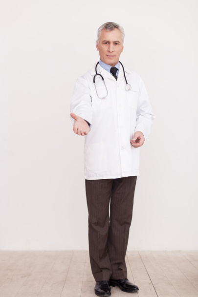 Doctor stretching out hand - 写真・画像