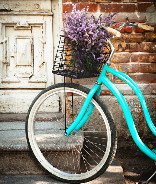 Vintage bycycle avec panier avec des fleurs de lavande près de la forêt
 - Photo, image