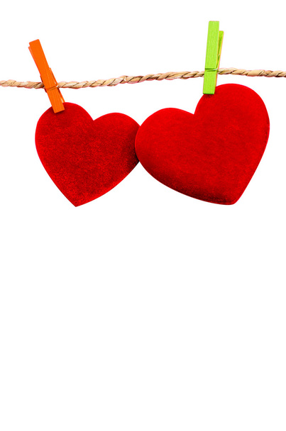 χαριτωμένο μεγάλη κόκκινη καρδιά που κρέμεται από το άπλωμα. σε άσπρο φόντο - Φωτογραφία, εικόνα