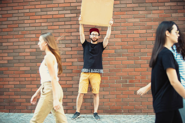 Dude with sign - man stands protesting things that annoy him - Foto, afbeelding