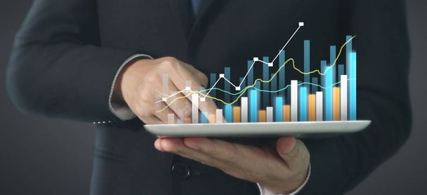 Plan Graphenwachstum und Steigerung der Chart positiven Indikatoren in seinem Geschäft, Tablette in der Hand - Foto, Bild