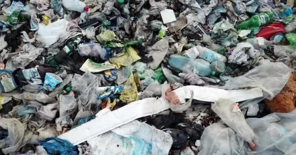 Plastik w górach, górskie śmieci, duży stos śmieci, zdegradowane śmieci. Kupa śmierdzących i toksycznych pozostałości. Te śmieci pochodzą z obszarów miejskich, przemysłowych. Społeczeństwo konsumenckie - Materiał filmowy, wideo