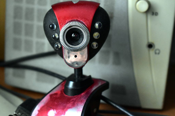 la webcam se tient près de la colonne radio - Photo, image