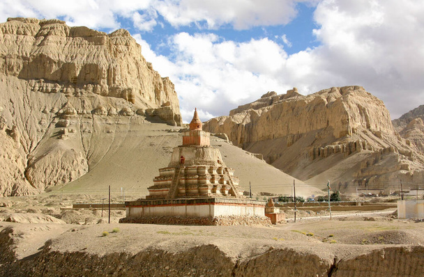 Stupa vicino al monastero di Tholing sullo sfondo del paesaggio sabbioso della valle di Sutlej - Foto, immagini