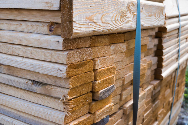 Holzstücke bilden ein interessantes Muster. Haufen Brennholz - Foto, Bild