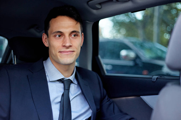 Fiatal vezető férfi mosolyog utazik a hátsó ülésen egy autó a vezető - Fotó, kép