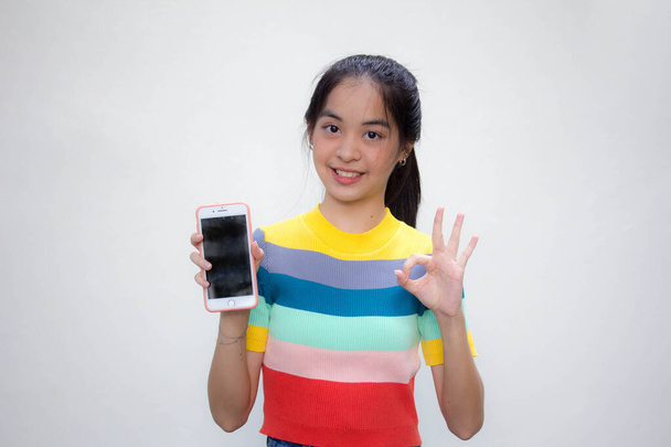 Азія тайський підліток кольорова футболка красива дівчина показує свій телефон і посмішку
 - Фото, зображення