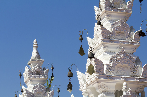 タイの伝統的な寺院、タイのチェンマイのウィンド チャイム. - 写真・画像