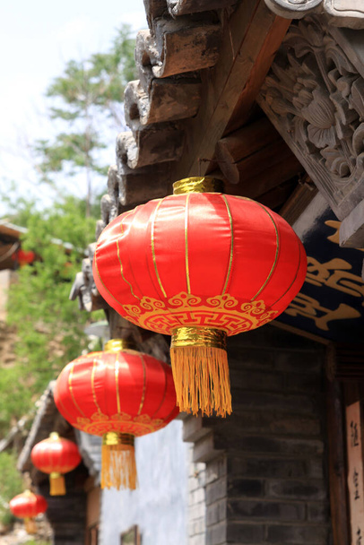 Lanterna chinesa tradicional de felicidade pendurada no telhado de uma casa chinesa - Foto, Imagem