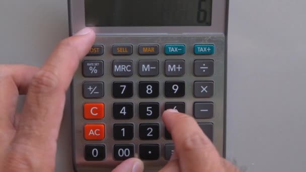 Fermez les images des numéros de comptage des mains du comptable sur la calculatrice  - Séquence, vidéo