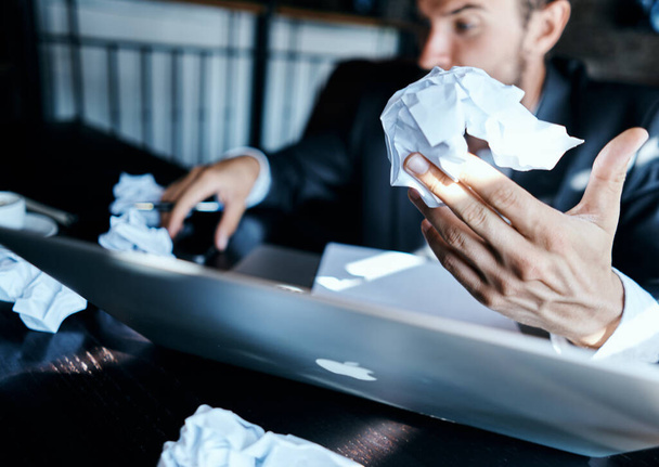 Hombre de negocios en un café sentado en la mesa documenta portátil arrugado papel estilo de vida ejecutivo emociones - Foto, imagen