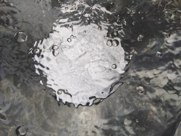 падение воды и пузырьков, идеально подходит для фона и обоев - Фото, изображение
