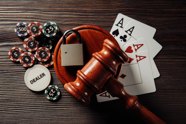 Νόμος και κανόνες για την έννοια των online τυχερών παιχνιδιών, δικαστής σφυρί με λουκέτο και άσους ξύλινο τραπέζι - Φωτογραφία, εικόνα