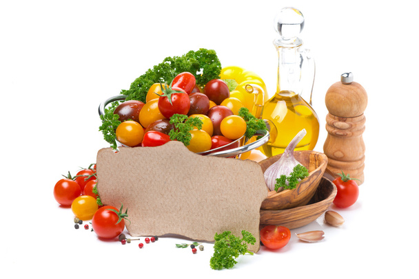 tomates cerises, huile d'olive, herbes fraîches et papier pour la recette
 - Photo, image