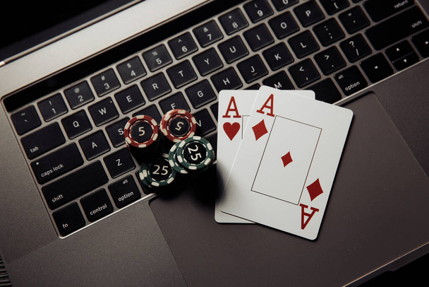 Θέμα online καζίνο πόκερ. Τσιπς τυχερών παιχνιδιών και κάρτες παιχνιδιού στο πληκτρολόγιο - Φωτογραφία, εικόνα