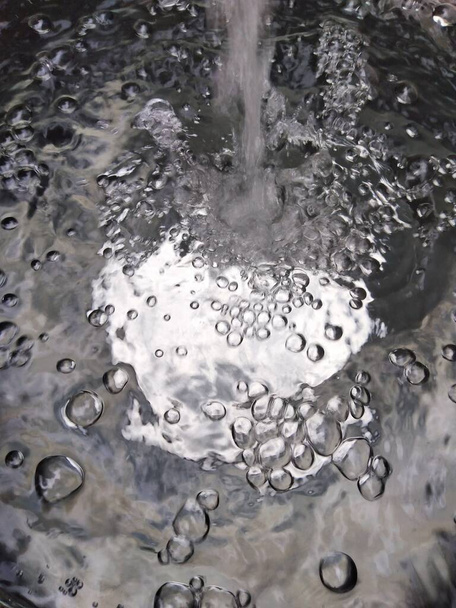 Fallendes Wasser und Blasen, Perfekt für Hintergrund und Hintergrund - Foto, Bild