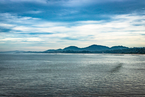 o horizonte do mar no início da manhã da imagem de ângulo chato é tomado no início da manhã. está mostrando a bela paisagem marinha da natureza. - Foto, Imagem