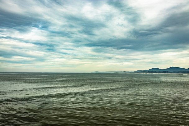 o horizonte do mar no início da manhã da imagem de ângulo chato é tomado no início da manhã. está mostrando a bela paisagem marinha da natureza. - Foto, Imagem