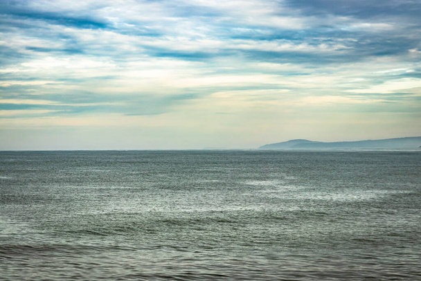 horizonte del mar en la madrugada de la imagen de ángulo plano se toma en la mañana temprano. está mostrando el hermoso paisaje marino de la naturaleza. - Foto, Imagen