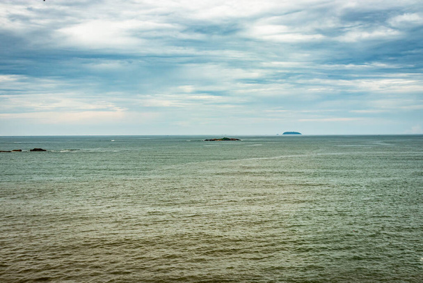 平角画像から早朝の海の地平線が早朝に撮影されます。自然の美しい海を見せています. - 写真・画像