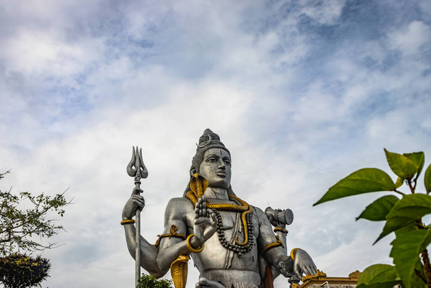 Shiva-Statue isoliert am Murdeshwar-Tempel Nahaufnahmen aus einzigartigen Blickwinkeln Bild ist bei murdeshwar karnataka Indien am frühen Morgen aufgenommen. Es ist eine der höchsten Shiva-Statuen der Welt. - Foto, Bild