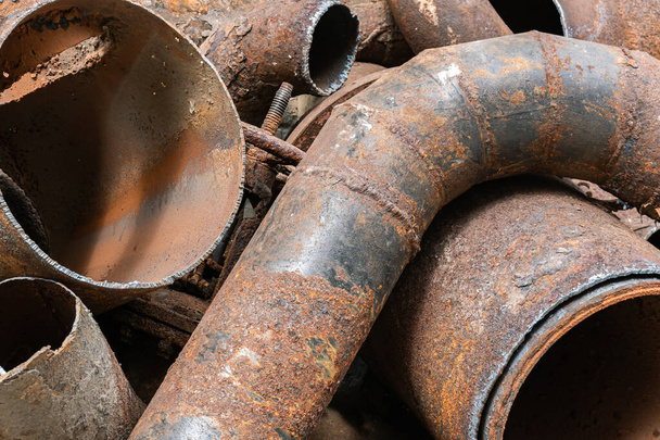 Montón de viejas tuberías de agua oxidadas oxidadas inútiles y podridas - Foto, Imagen
