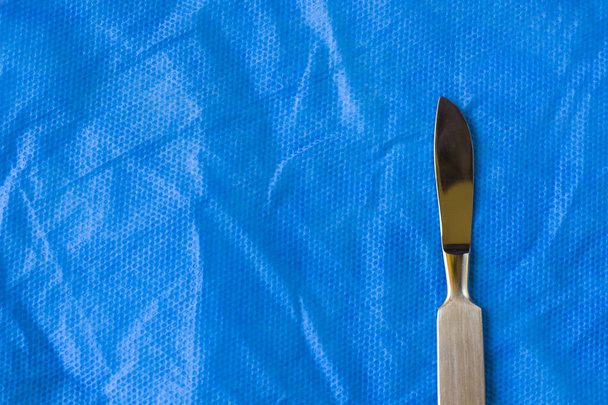 Λεπίδα χειρουργείου στο αποστειρωμένο τραπέζι, νυστέρι close-up - Φωτογραφία, εικόνα