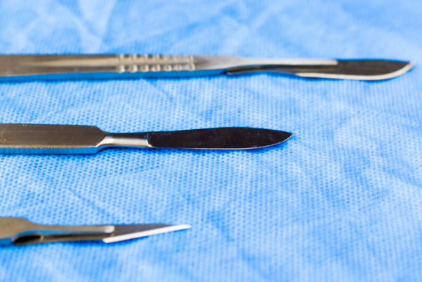 Λεπίδα χειρουργείου στο αποστειρωμένο τραπέζι, νυστέρι close-up - Φωτογραφία, εικόνα
