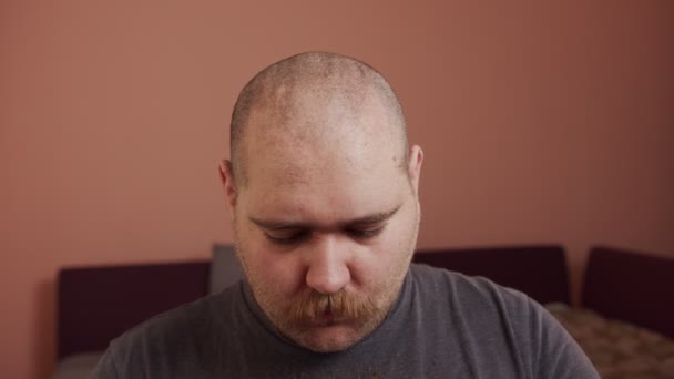 Haj és szakáll vágás otthon járvány a koronavírus fertőzés COVID-19. Az ember otthon vágja le a haját, mert nincs pénze fodrászra. - Felvétel, videó
