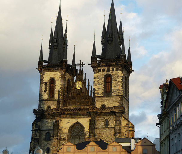 Eglise Notre-Dame avant Tyn à Prague. Soirée claire paysage ensoleillé. - Photo, image
