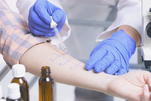 Ιατρός που κάνει δοκιμές αλλεργίας στο εργαστήριο - Φωτογραφία, εικόνα