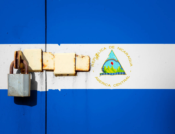 Η σημαία της Νικαράγουας έχει υφή. Πρότυπο. Πανδημία του κορωναϊού. Οι χώρες μπορούν να κλείσουν. Κλειδαριές. - Φωτογραφία, εικόνα