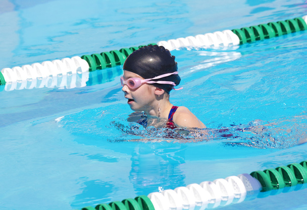 Junge Schwimmerin beim Schwimmtreff - Foto, Bild