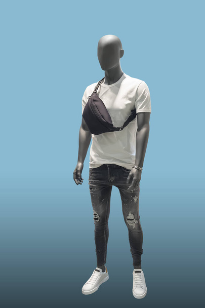 Full length man mannequin dressed in summer casual clothes, isolated. No brand names or copyright objects. - Foto, immagini