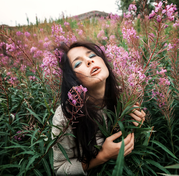 hermosa chica entre las flores - Foto, imagen