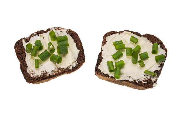 Braunes Brot und Käse isoliert auf weißem Hintergrund. - Foto, Bild