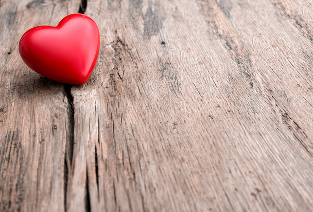 κόκκινη καρδιά στη ρωγμή της ξύλινη σανίδα - Φωτογραφία, εικόνα