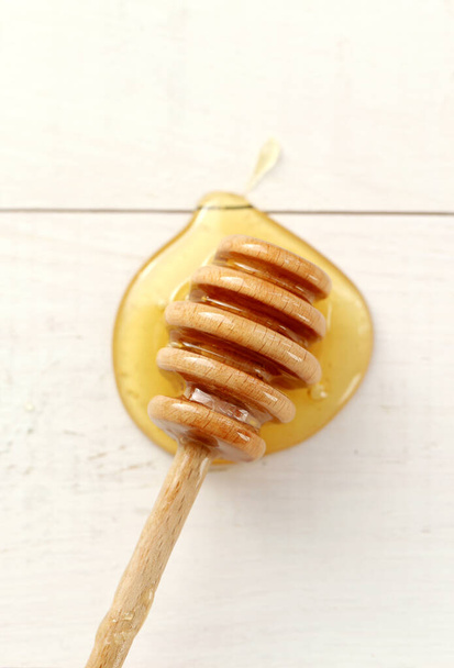 Deliciosa miel sobre la mesa - Foto, imagen