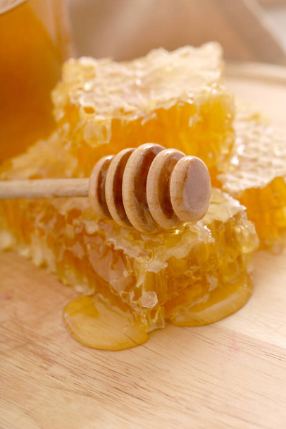 Νόστιμο μέλι στο τραπέζι. - Φωτογραφία, εικόνα