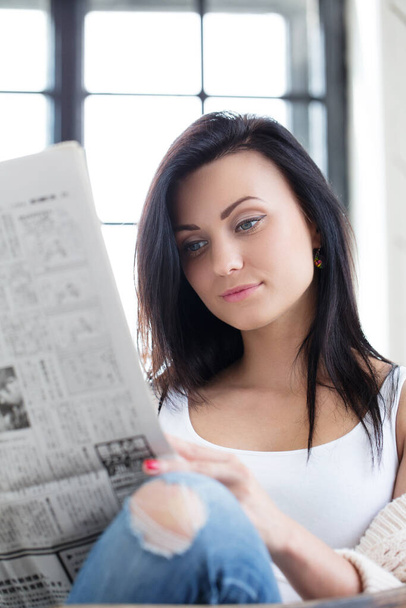 Lifestyle. Cute girl with newspaper  - Foto, Imagem